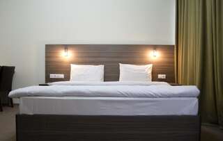 Отель Hotel M9 Тбилиси Номер с кроватью размера «king-size» и балконом-6