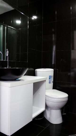 Отель Hotel M9 Тбилиси Номер с кроватью размера «king-size» и балконом-8