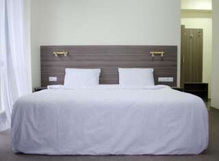 Отель Hotel M9 Тбилиси Номер с кроватью размера «king-size» и балконом-10